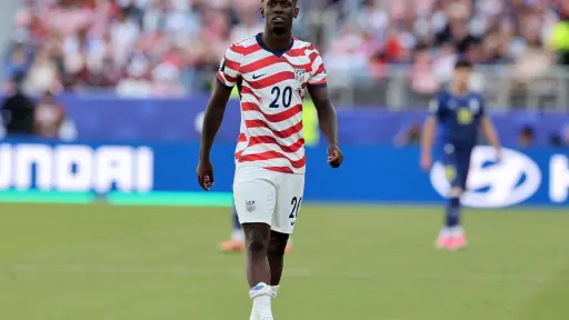 El jugador de Estados Unidos Folarin Balogun abandona el terreno de juego tras recibir una tarjeta roja en el jugo contra Bosnia y Herzegovina. ,EFE