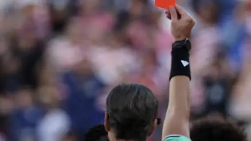La gran controversia en torno a la tarjeta roja de Folarin Balogun se debe a que la FIFA decidió suspender de forma inédita su sanción automática de un partido ,EFE