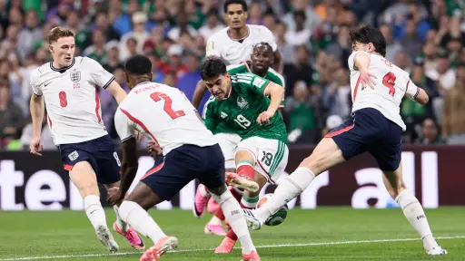 Gilberto Mora durante una acción en el partido en el que Inglaterra le ganó a México en los octavos de final del Mundial 2026. ,EFE