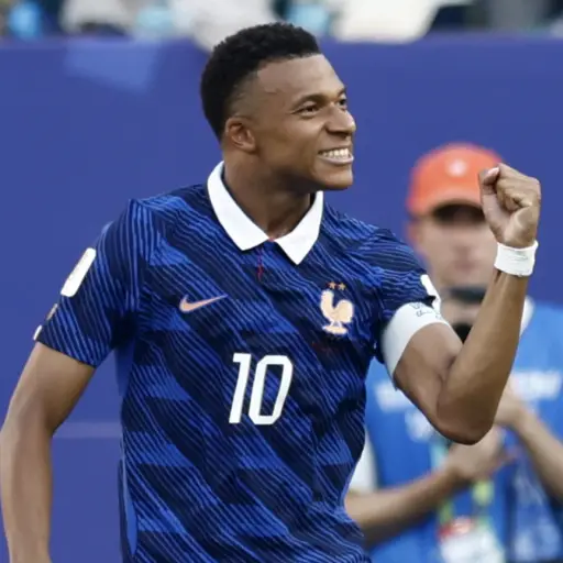 Kylian Mbappé contesta a senadora Celeste Amarilla  