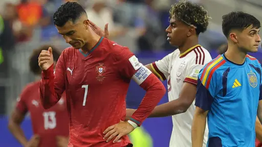 El momento entre Lamine Yamal y Cristiano Ronaldo tras la eliminación de Portugal ,EFE.