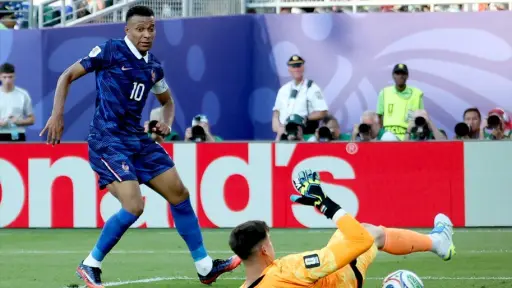 Kylian Mbappé en acción en el partido ante Paraguay 