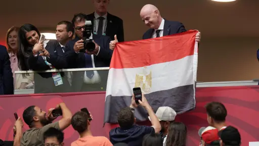Gianni Infantino posa con la bandera de Egipto. ,EFE.