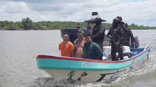El guatemalteco Juan Raúl Velásquez fue detenido junto a dos salvadoreños por transportar droga, en septiembre de 2025.  ,Fiscalía General de la República de El Salvador 