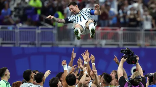 Lionel Messi, de Argentina, es cargado por sus compañeros tras ganar el partido de octavos de final contra Egipto. ,EFE