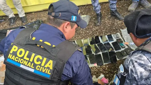 Agentes de la PNC contabilizan los ilícitos encontrados dentro del penal Renovación 1. ,PNC de Guatemala.