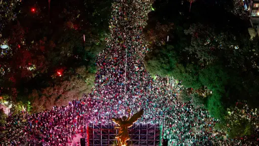 Festejos en el Ángel de la Independencia en la Ciudad de México tras el triunfo contra Ecuador. ,EFE