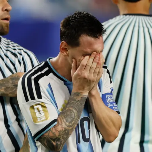 Lionel Messi terminó con un chichón tras el partido entre Argentina vs. Cabo Verde 