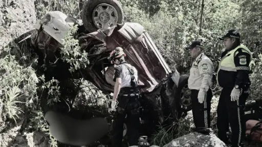 El carro cayó por un precipicio de 180 metros de profundidad.  ,Bomberos Voluntarios.
