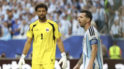 Se viraliza el momento en que Lionel Messi evita el abrazo del portero Vozinha durante el Argentina vs. Cabo Verde. ,Redes sociales. 