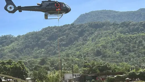 Los cuerpos de rescate instalaron un campamento cerca del área del accidente aéreo. ,Bomberos Voluntarios.