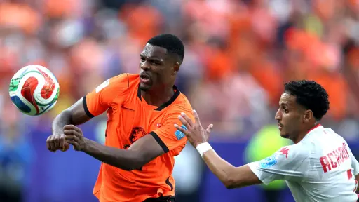 Denzel Dumfries en el partido entre Países Bajos y Túnez en el Mundial 2026 - EFE