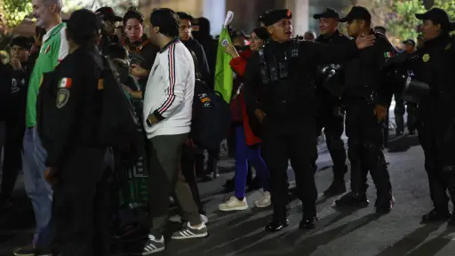 Integrantes de la Policía de México custodian el hotel de concentración de la selección de Inglaterra en Ciudad de México ,Agencia EFE
