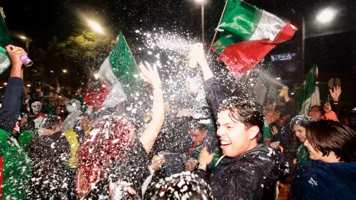 Aficionados mexicanos celebran uno de los triunfos del Tri en el Mundial 2026 ,EFE