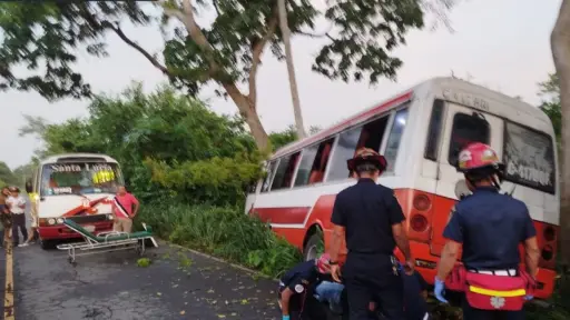 La unidad de transporte de pasajeros se salió de la ruta por causas que no se han aclarado. ,Bomberos Municipales Departamentales. 