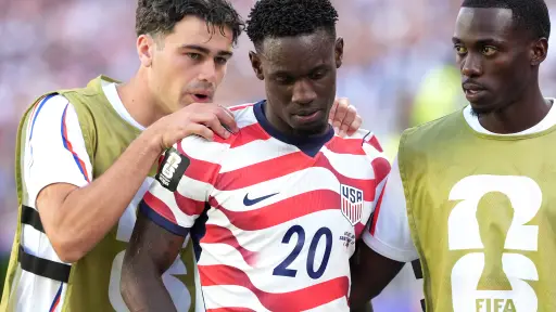  Folarin Balogun al momento de ser expulsado ante Bosnia y Herzegovina 