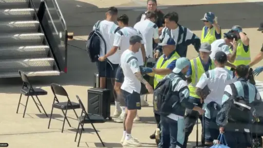 Messi pasa por el chequeo de seguridad antes de abordar a Miami, donde Argentina jugará contra Cabo Verde el viernes, 3 de julio de 2026 ,Redes