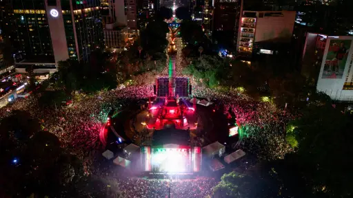 Fotografía aérea que muestra aficionados de México celebrando el triunfo ante Ecuador en el Ángel de la Independencia ,EFE