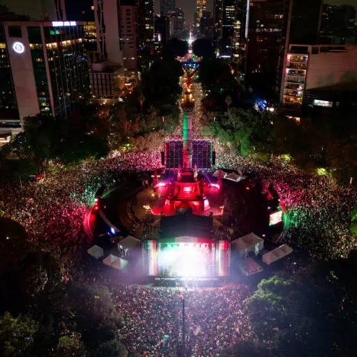 Fotografía aérea que muestra aficionados de México celebrando el triunfo ante Ecuador en el Ángel de la Independencia ,EFE