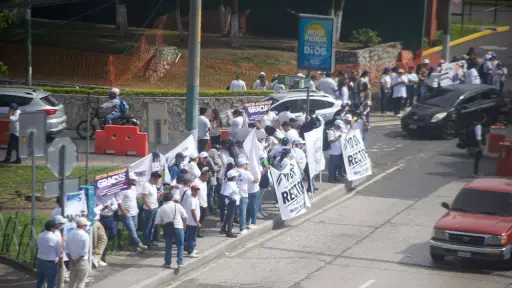 Manifestación a favor de la reelección de Walter Mazariegos como rector, el 1 de julio de 2026 en el perímetro de la Usac. ,Omar Solís/Emisoras Unidas