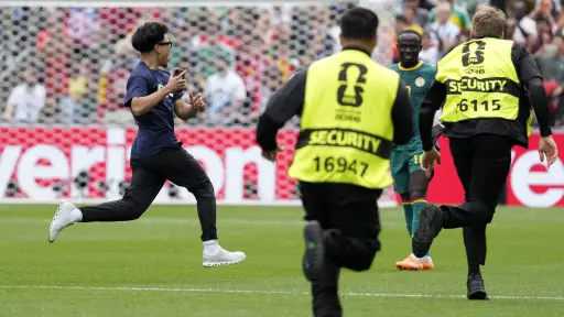 Inesperada invasión de cancha marca el Bélgica vs. Senegal en el Mundial. ,EFE.