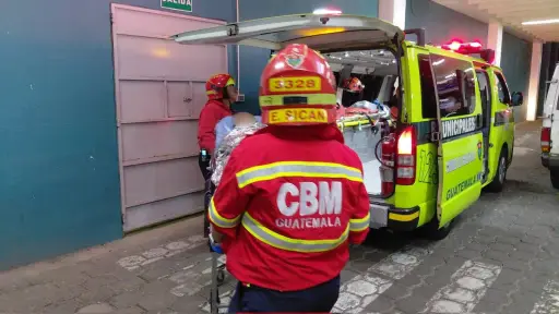 El hombre herido en el asalto en zona 11 de Mixco fue ingresado a un hospital. ,Bomberos Municipales