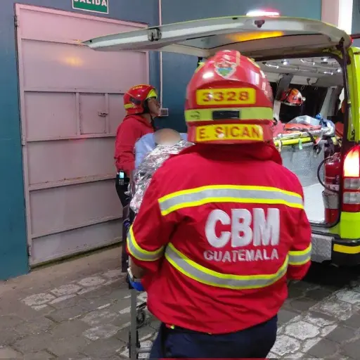 El hombre herido en el asalto en zona 11 de Mixco fue ingresado a un hospital. ,Bomberos Municipales
