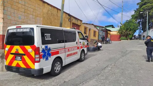 Área donde fueron localizados los dos cuerpos abandonados en la vía pública en zona 18. ,Bomberos Voluntarios