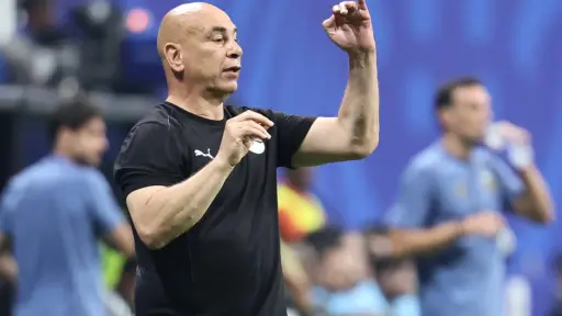 El seleccionador de Egipto, Hossam Hassan, durante el partido disputado contra Argentina en el Mundial 2026 ,EFE