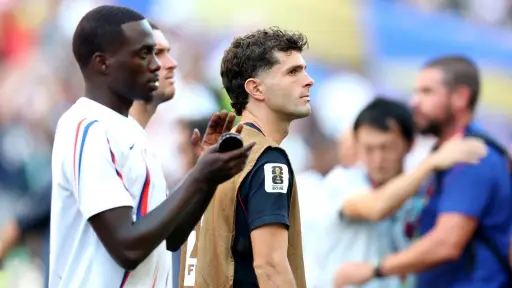 Christian Pulisic sufrió una microfisura y un hematoma óseo en la tibia y el peroné de su pierna derecha durante el partido de octavos de final ante Bélgica. ,EFE