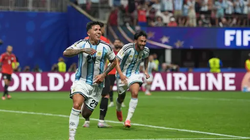 Enzo Fernández celebrando el gol de clasificación a cuartos de final 