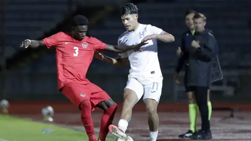 Acción de juego entre Canadá y Honduras Sub-20