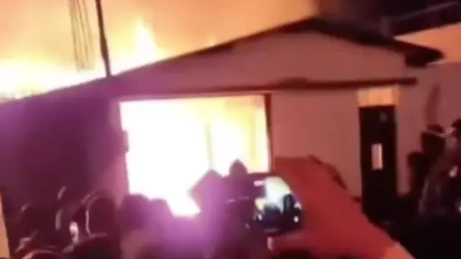 Queman casa de jueza que ordenó desalojo en Nebaj, Quiché ,Captura de video