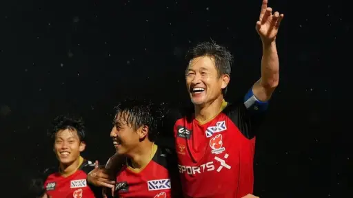 El japonés Miura anota gol de forma oficial a los 59 años 