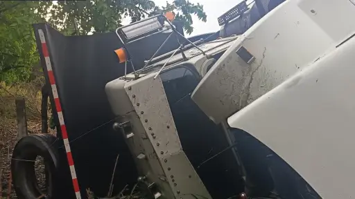 La unidad de transporte pesado impactó en un carro, reportaron los cuerpos de rescate. ,Bomberos Municipales Departamentales. 