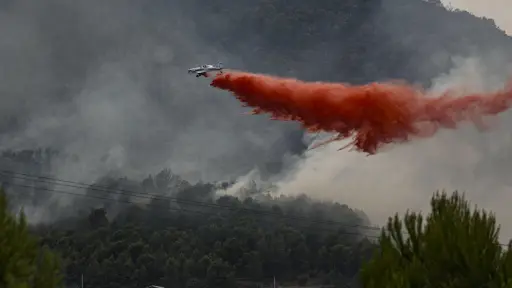  Un avión realiza una descarga con retardante en Betxí en el frente del incendio declarado este sábado en la Vall d'Uixó (Castellón), ,EFE/Manuel Bruque