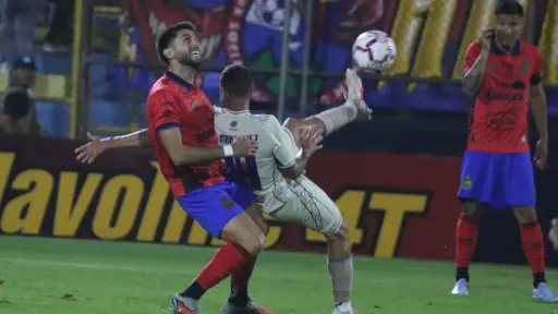 Jugada de Nicolás Samayoa durante el duelo Municipal vs. Mixco 
