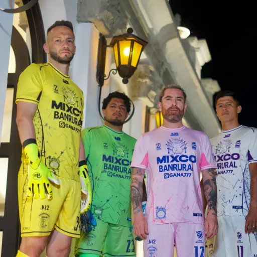 Jugadores del Deportivo Mixco durante la presentación del nuevo uniforme - Deportivo Mixco