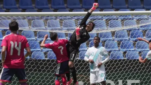 Acción de juego entre Guatemala y Costa Rica en el Premundial Sub-20