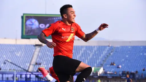 Celebración de Óscar Santis en su debut con el DPMM FC - DPMM FC