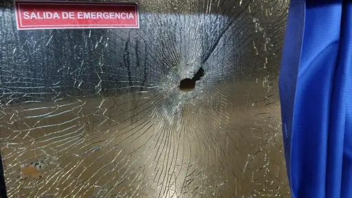 Balean un bus de aficionados en Uruguay - RR.SS.