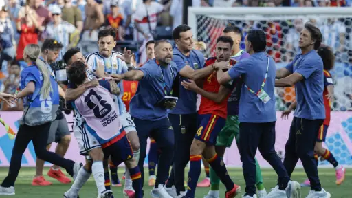 Leandro Paredes se expone a una dura sanción de la FIFA - EFE