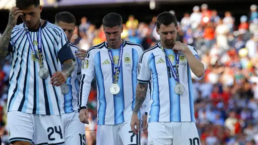 Leo Messi con la medalla de subcampeón del Mundial 2026 - EFE