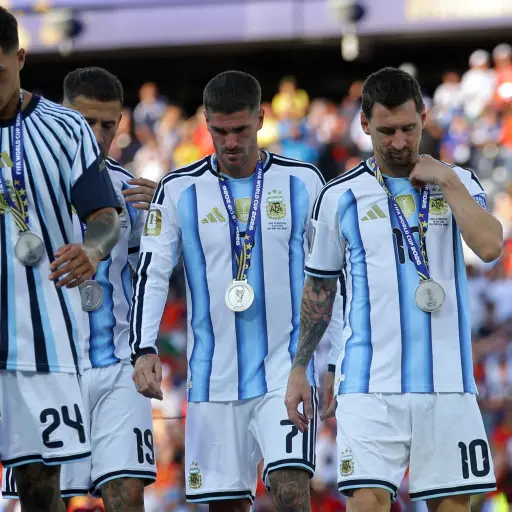 Leo Messi con la medalla de subcampeón del Mundial 2026 - EFE