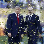 Donald Trump y Gianni Infantino llevando el trofeo del Mundial 2026 ,EFE