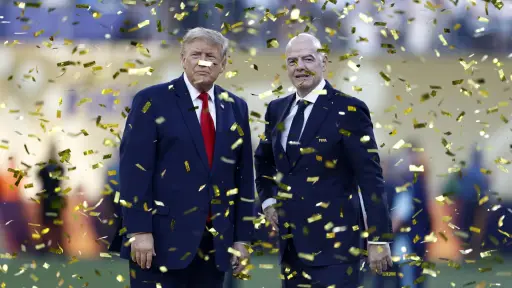 Donald Trump y Gianni Infantino llevando el trofeo del Mundial 2026 ,EFE