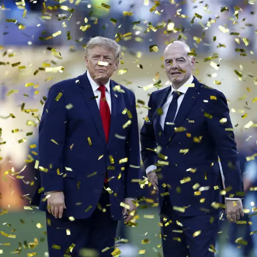 Donald Trump y Gianni Infantino llevando el trofeo del Mundial 2026 ,EFE
