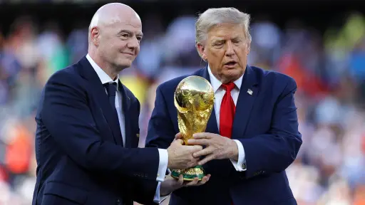 Donald Trump y Gianni Infantino llevando el trofeo del Mundial 2026 ,EFE
