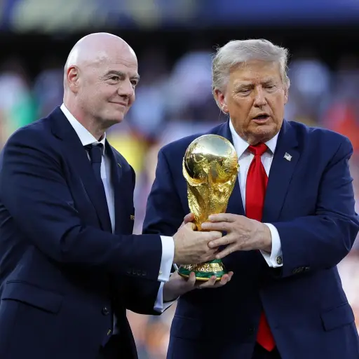 Donald Trump y Gianni Infantino llevando el trofeo del Mundial 2026 ,EFE