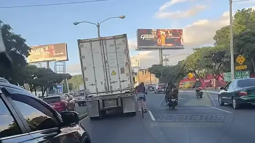 Graban a ciclista que arriesgó su vida al sujetarse de un tráiler en movimiento en la ruta al Atlántico. ,Captura de pantalla video de Facebook.